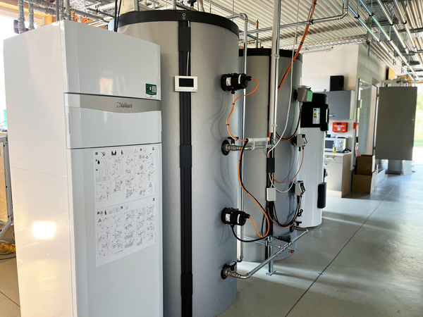 Heat pumps from different manufacturers are in the Kiwigrid test laboratory.