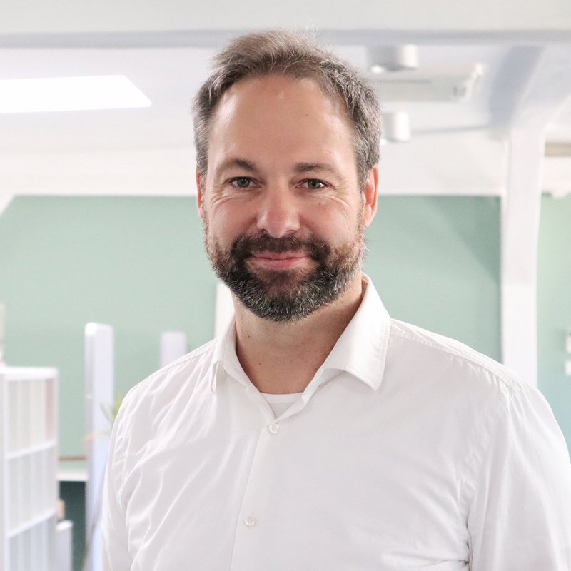 Dr.-Ing. Carsten Bether - Chief Product Officer: Man with beard and white shirt